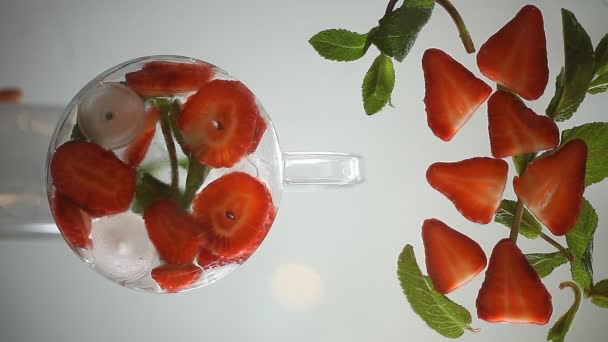 Fraise, menthe et glace sur une surface en verre. flatlay — Video