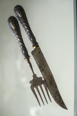 eski gümüş bıçak ve çatal bir cam masa üzerinde