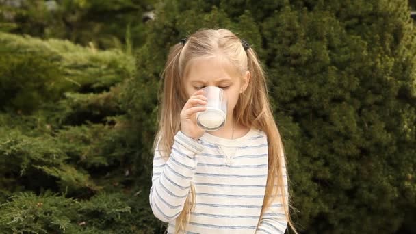 Hermosa chica bebe leche de un vaso — Vídeos de Stock