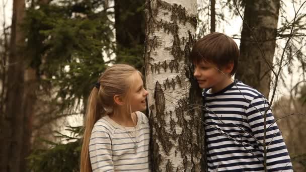 Niño y niña mirarse los ojos . — Vídeos de Stock