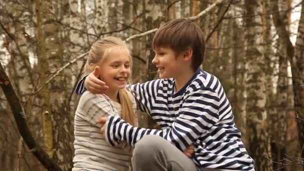 かわいい女の子と男の子の白樺の木立の中 — ストック動画