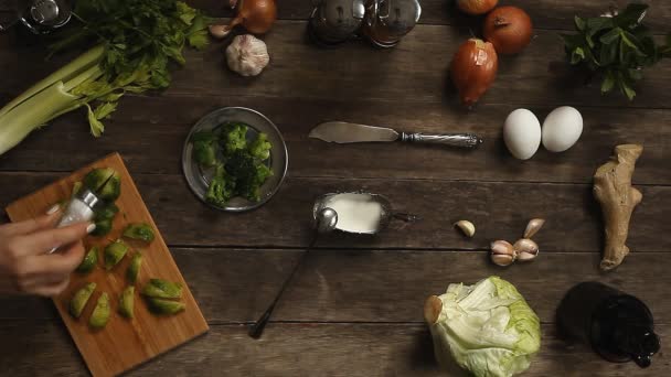 Kohl, Knoblauch und Zwiebeln auf altem Holztisch — Stockvideo