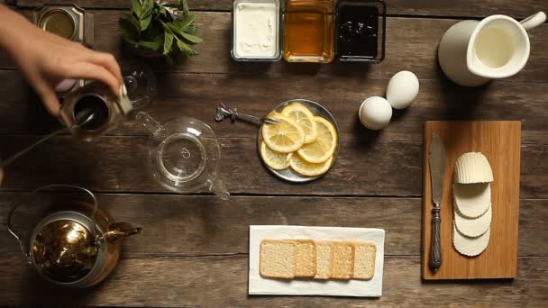 Té de limón y dulces de frutas en la mesa de madera . — Vídeo de stock