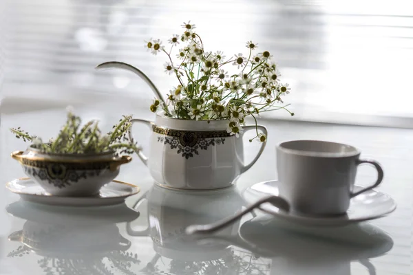Antik yemekler ve beyaz bir arka plan üzerinde çiçekler — Stok fotoğraf