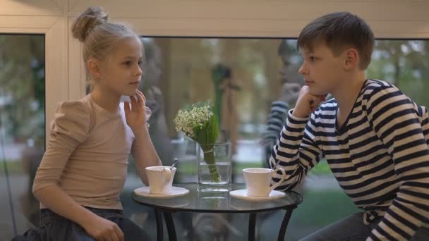 Girl and boy talking the coffee shop — Stock Video