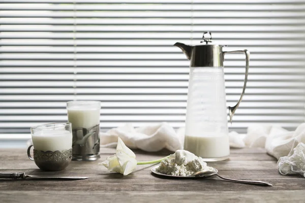 老壶和玻璃与在一张木桌上的牛奶 — 图库照片