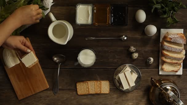 Cracker mit Mozzarella und frischen Kräutern auf dem hölzernen Hintergrund — Stockvideo