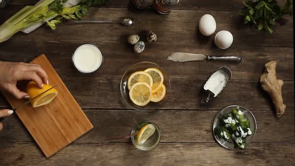 Desayuno saludable. limón, leche, huevos en la mesa rústica — Vídeo de stock