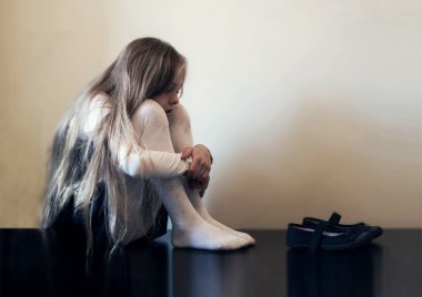 uzun beyaz saç akan üzgün kız polupered eski ayakkabı üzerinde oturur