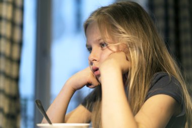 güzel küçük bir kız ile bir kitap