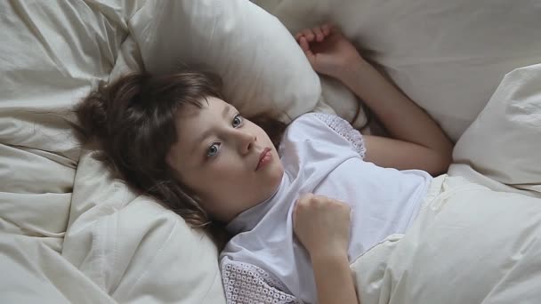 Carino bambina dormire nel suo letto — Video Stock