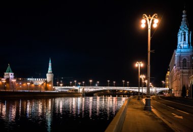 Gece lambası Kremlin kulede. nehir yansıma