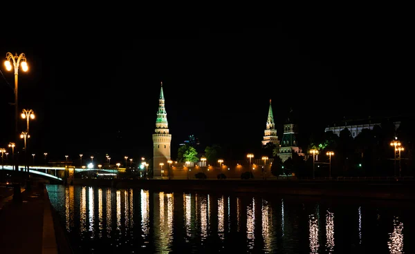 Torre Kremlin a la luz de la noche. reflejo en el río — Foto de Stock