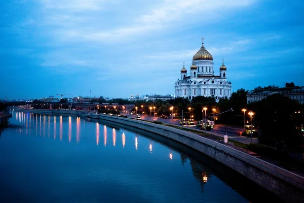 Gece lambası Kremlin kulede. nehir yansıma
