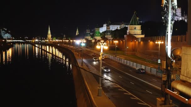 Moskova gece. Kremlin aydınlatılmış. Moskova Nehri dolgu — Stok video