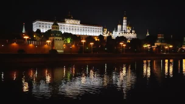 Moskova gece. Kremlin aydınlatılmış. Moskova Nehri dolgu — Stok video