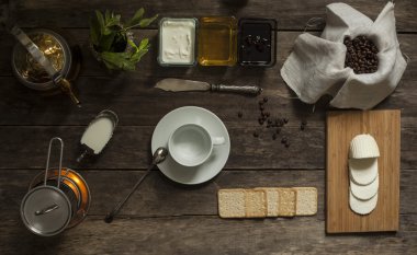 kahve, krem, bal, reçel, mozzarella ve kraker ahşap arka plan üst görünüm üzerinde