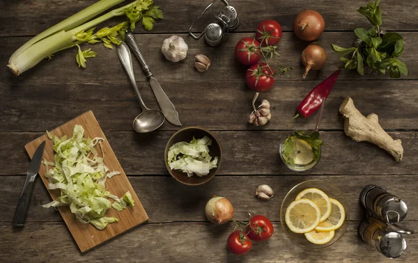 Repollo, tomates, ajo y cebollas sobre una vieja mesa de madera —  Fotos de Stock