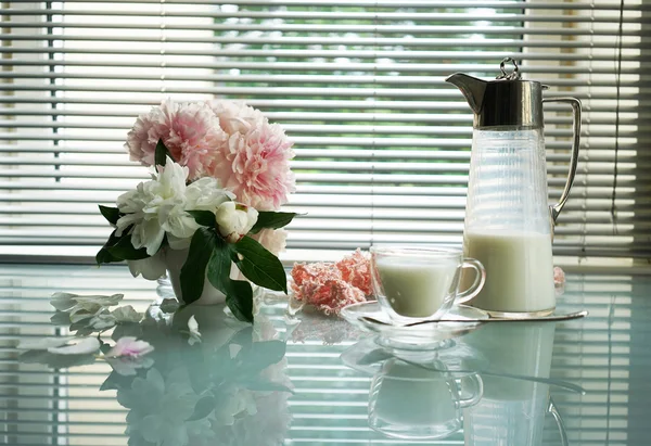 夏季静物壶、 杯和牡丹玻璃桌上 — 图库照片