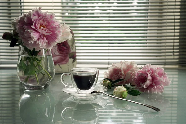 Yaz Kupası ve cam masa üzerinde peonies ile natürmort — Stok fotoğraf