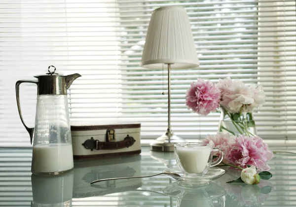 壶、 阅读灯、 手提包、 杯和牡丹玻璃桌上静物 — 图库照片