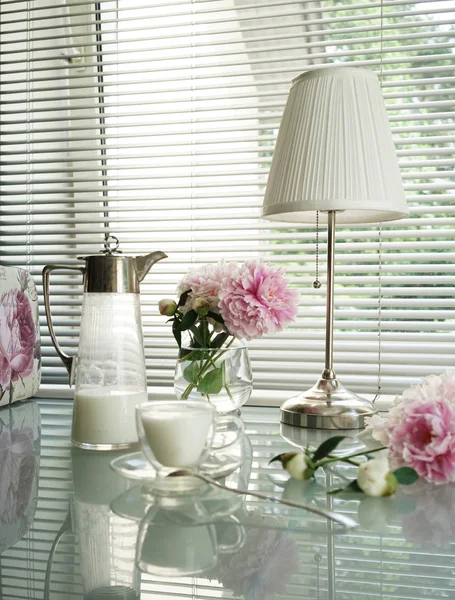 夏季静物壶、 阅读灯、 杯子和牡丹玻璃桌上 — 图库照片