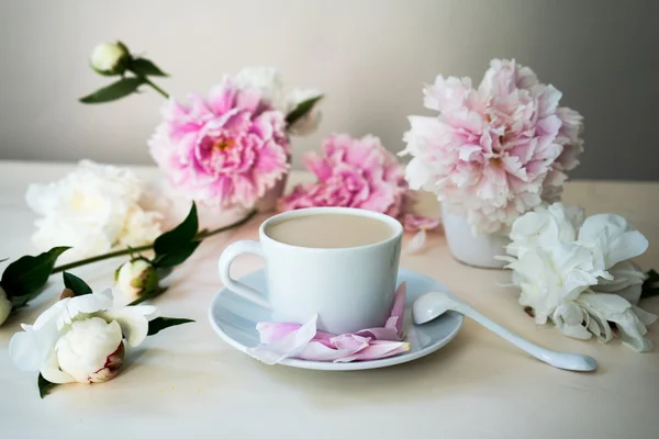 cappuccino ve taze peonies, Natürmort