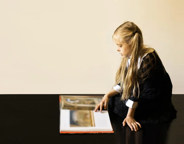 Belle petite fille avec un livre — Photo