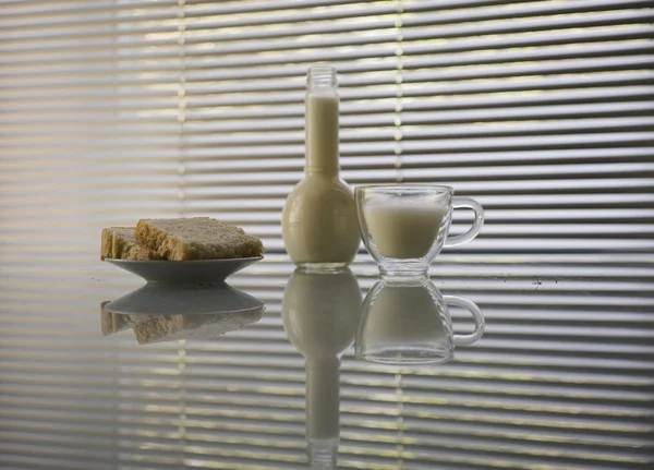 Süt ve ekmek bir arka plan penceresinde bir tablo — Stok fotoğraf