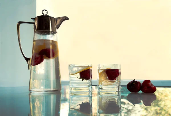 Αρχαία κανάτα με ασήμι με ένα ποτό το καλοκαίρι του λεμονιού και φράουλες — Φωτογραφία Αρχείου
