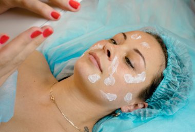 Yüz maskesi spa Güzellik Salonu - kapalı alan genç güzel kız