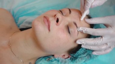 Genç güzel kız bir güzellik Kliniği - kapalı