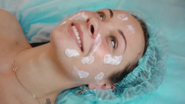 Young beautiful girl in a beauty clinic - indoors — Stock Video