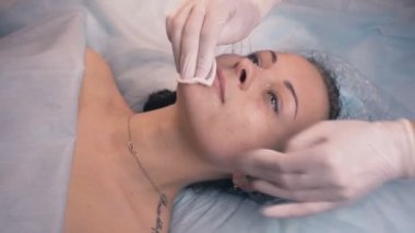Genç güzel kız bir güzellik Kliniği - kapalı