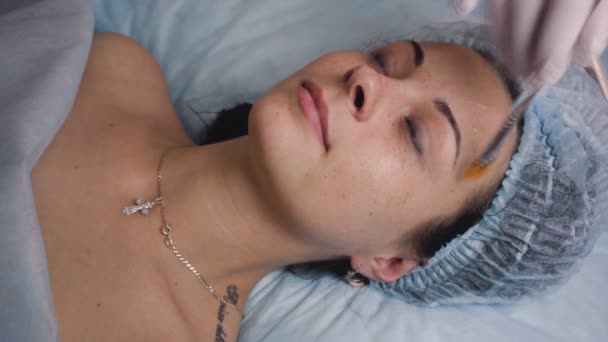 Jeune belle fille dans une clinique de beauté - à l'intérieur — Video