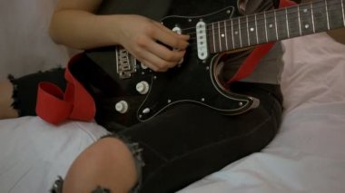 Genç kadın gitar çalmaya. yakın çekim