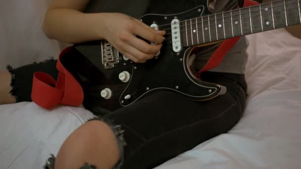 Jeune femme jouant à la guitare. gros plan — Video