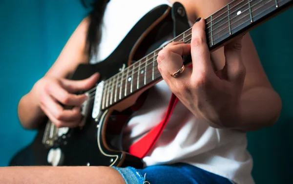 Mujer joven tocando la guitarra. de cerca — Foto de Stock