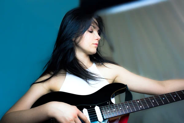 Chica sexy en lencería blanca sentado con una guitarra — Foto de Stock