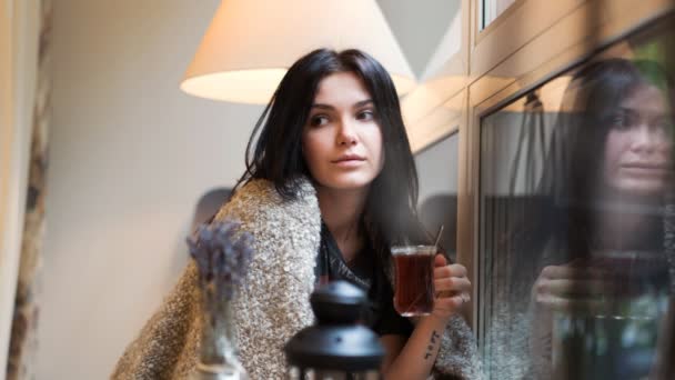 Portret młodej dziewczyny nastolatki kaukaski przy filiżance herbaty. Kinograf HD - motion zdjęcie Płynna pętla — Wideo stockowe