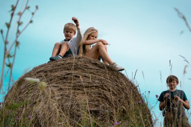Samanlık ve genç bir kızla çocuk onları kamera alır