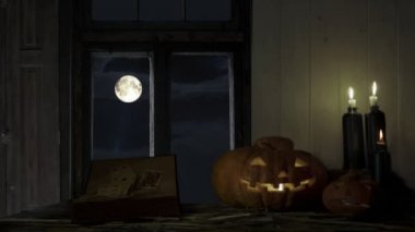 Cadılar Bayramı gecesi, ayın bulutlar pencere, pumpkins, mumlar, kartları ile. Cinemagraph