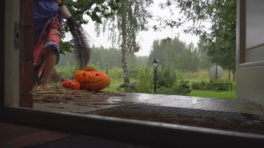 Halloween sonra evin içine bir süpürge ile bir kadın. ayak yakın çekim