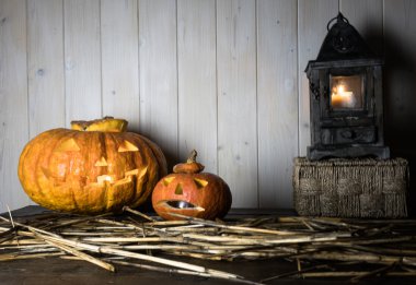 Cadılar Bayramı. Batı tarzı Vintage iç. kabaklar ve eski fener
