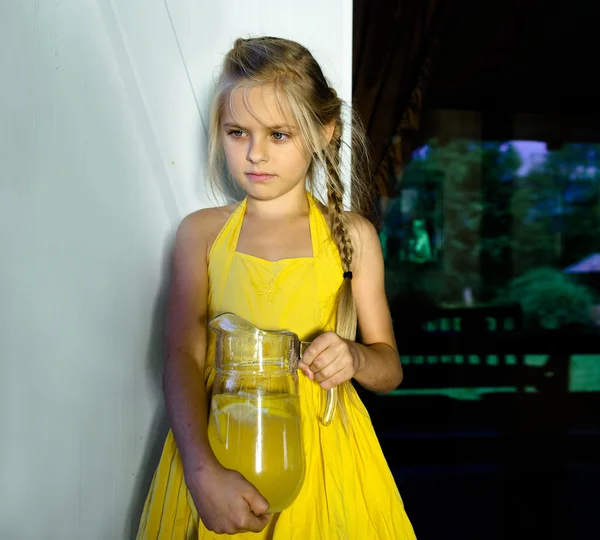 Hermosa chica en un vestido amarillo, limón, limonada —  Fotos de Stock