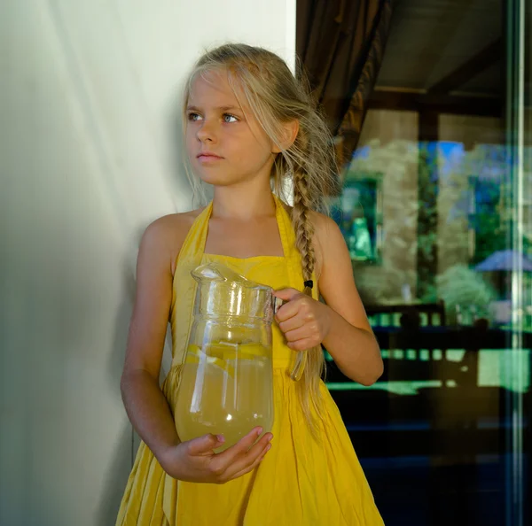 Hermosa chica en un vestido amarillo, limón, limonada —  Fotos de Stock