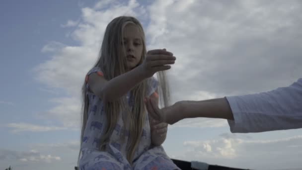 Piasek przez palce. dziewczyna gra na plaży. ręka z piasku — Wideo stockowe