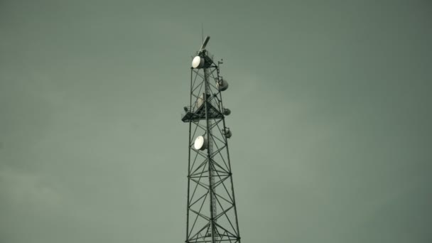 Faro contro un cielo grigio al porto marittimo. osservazioni meteorologiche — Video Stock