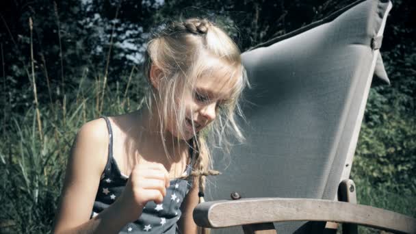 Beautiful blonde girl holds a snail — Stock Video