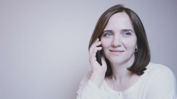 Estilo de vida. Senhora. Mulher de meia-idade muito sorridente falando ao telefone — Vídeo de Stock